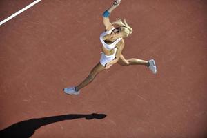 jeune femme jouer au tennis en plein air photo