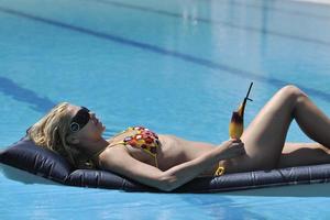 belle femme se détendre sur la piscine photo