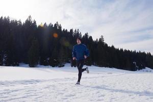 jogging sur la neige en forêt photo