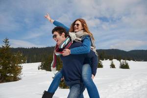 heureux jeune couple s'amusant sur un nouveau spectacle en vacances d'hiver photo