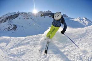 skier sur la neige fraîche en hiver lors d'une belle journée ensoleillée photo