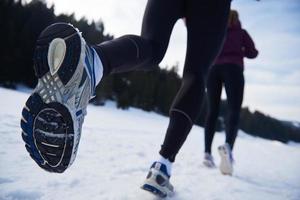 couple faisant du jogging dehors sur la neige photo