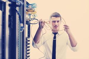 jeune ingénieur informatique dans la salle des serveurs du centre de données photo