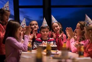 jeune garçon ayant une fête d'anniversaire photo