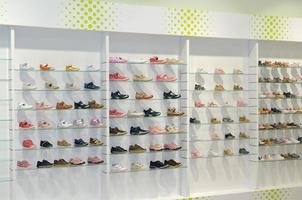 chaussures en magasin photo