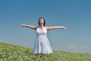 jeune femme heureuse dans un champ vert photo