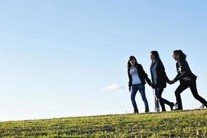 groupe d'adolescents s'amusent en plein air photo