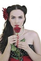 jeune femme avec fleur rose isolé sur blanc photo