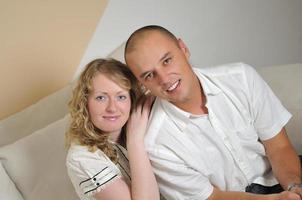 heureux jeune couple souriant photo