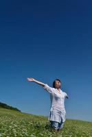 jeune femme heureuse dans un champ vert photo