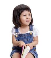 portrait de petite fille avec le livre, portrait de petite fille isolée sur fond blanc photo