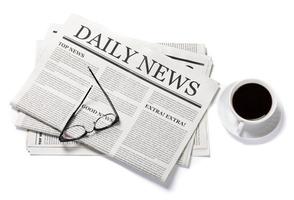 journal d'affaires avec le titre de l'actualité et des verres et une tasse de café isolé sur fond blanc, concept de maquette de journal quotidien photo