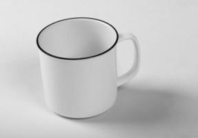 modèle de maquette de tasse à café blanche avec espace de copie pour votre logo ou votre conception graphique photo