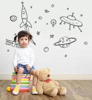 bébé ou petite fille avec espace de rêve, concept d'éducation photo