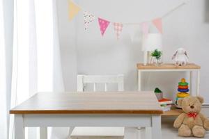 chambre minimaliste et colorée positive pour les enfants et les adolescents, concept éducatif pour les écoliers. décoration de salle de jeux pour enfant à la maison. photo