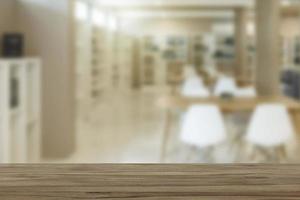 dessus de table en bois vide avec vue sur bureau ou bureau en bois avec salle de bibliothèque avec arrière-plan flou, espace de copie pour votre texte photo