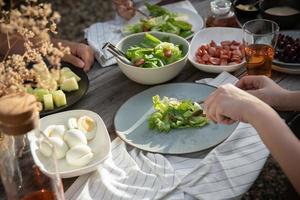 dîner avec salade biologique sur une table en bois rustique, concept de légumes biologiques sains photo