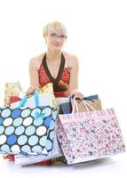 Happy young adult women shopping avec des sacs colorés photo