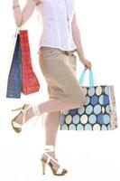 Happy young adult women shopping avec des sacs colorés photo