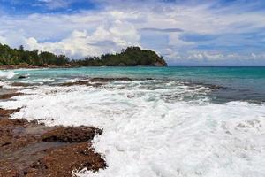 journée ensoleillée vue sur la plage sur les îles paradisiaques seychelles photo