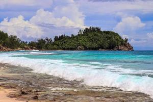 journée ensoleillée vue sur la plage sur les îles paradisiaques seychelles photo