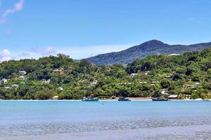 journée ensoleillée vue sur la plage sur les îles paradisiaques seychelles photo