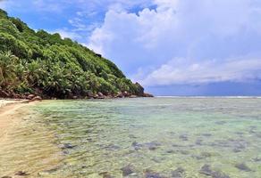 journée ensoleillée vue sur la plage sur les îles paradisiaques seychelles photo