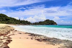 journée ensoleillée vue sur la plage sur les îles paradisiaques seychelles photo