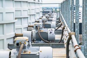 industrie du moteur électrique dans le système de tour de refroidissement et installation sur le toit du bâtiment pour le système de refroidissement. photo