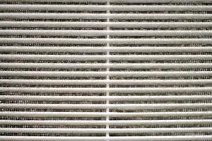 grille de ventilation d'air sale de cvc avec filtre bouché. photo