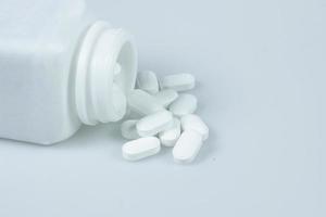 épidémie d'opioïdes, analgésiques et concept d'abus de drogues avec gros plan sur une bouteille de médicaments sur ordonnance et de pilules d'hydrocodone qui en tombent sur blanc photo
