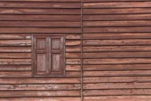 vieille maison en bois et fenêtres photo