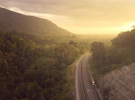 vue aérienne de la route et de la forêt au lever du soleil photo