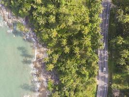 route et mer à la vue aérienne de l'île tropicale photo