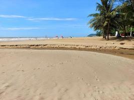 défocalisation image floue de la vue sur le paysage naturel de la belle plage tropicale et de la mer en journée ensoleillée. zone d'espace de mer de plage. plage de la mer avec un ciel bleu. photo