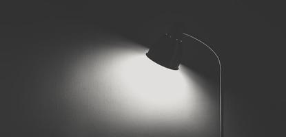 ombre de lampadaire sur mur de béton. photo