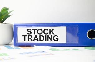 mot stock trading sur dossier bleu et graphiques photo