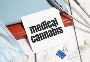 autocollant avec texte cannabis médical sur table avec stéthoscope photo