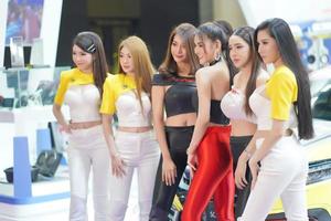 nonthaburi, thaïlande - 3 décembre 2019 un modèle non identifié pose avec une voiture à la 36e exposition automobile thaïlande 2019 à impact arena, muang thong thani, nonthaburi, thaïlande. photo