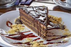 un morceau gourmand de gâteau au chocolat, tourte sur une assiette décorée. mise au point sélective photo