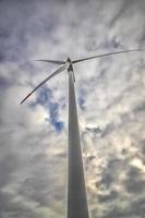 une éolienne. le moulin à vent pour la production d'énergie électrique. énergie verte. photo