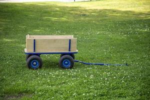 nouveau chariot de jardin avec roues et poignées sur l'herbe verte photo