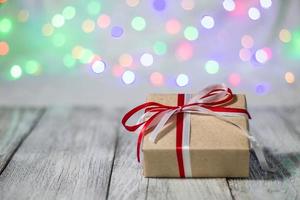 coffret cadeau de noël sur fond bokeh. carte de voeux de vacances photo