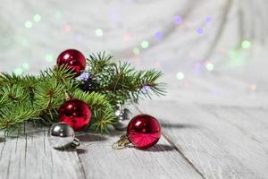 fond de vacances de Noël. babiole argent et rouge suspendu à un arbre décoré avec bokeh, espace copie photo