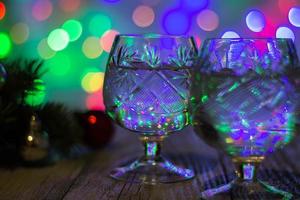 deux verres de champagne de noël avec arbre de noël décoré de boules rouges et argentées sur fond clair bokeh photo