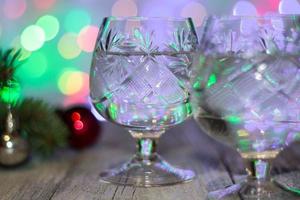 deux verres de champagne de noël avec arbre de noël décoré de boules rouges et argentées sur fond clair bokeh photo