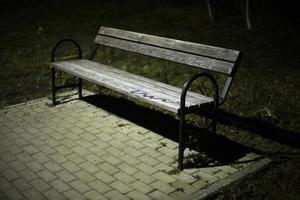 banc dans le parc la nuit. endroit pour se détendre dans le parc. photo