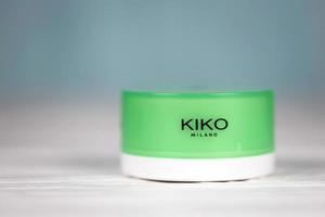 ternopil, ukraine - 24 avril 2022 pot de crème kiko milano avec logo de l'entreprise. kiko milano est une marque de cosmétiques italienne photo