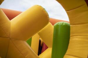 aire de jeux gonflable pour enfants. parcours d'obstacles en caoutchouc. construction gonflée photo