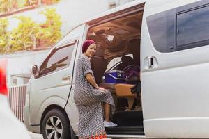 femme montant dans un bus en vacances sur la route. photo